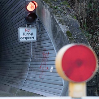 Eine rote Ampel mit dem Schild "Tunnel gesperrt" (Symbolbild). Die B10-Tunnel bei Annweiler bleiben wohl zweieinhalb Monate gesperrt.