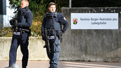  Das Foto zeigt Polizisten bei einem Amokalarm Ende Oktober 2025 an der Schule. Gegen den Schulleiter der Karolina-Burger-Realschule plus in Ludwigshafen sind drei Dienstaufsichtsbeschwerden eingegangen.