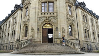 Das Bild zeigt das Eingangsportal des Landgerichts Landau. Hier wird erneut der Prozess nach dem Tod eines 17-Jährigen nach einer Party in Weingarten verhandelt. Der heute 23-jährige Angeklagte wurde erneut freigesprochen.