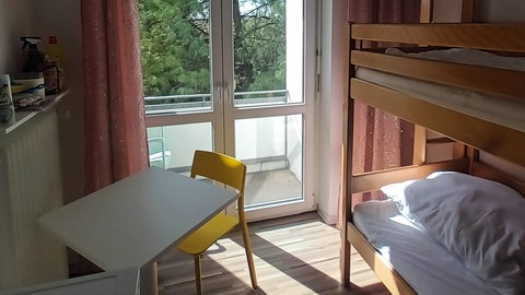 Das Bild zeigt ein Zimmer im Ludwigshafener Frauenhaus. Die Frauenhäuser in der Pfalz sind zurzeit ausgelastet - es gibt kaum freie Plätze.