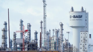 Das Foto zeigt einen Schriftzug der BASF. Der Iran-Krieg wirkt sich möglicherweise auf die Geschäfte des Unternehmens aus.