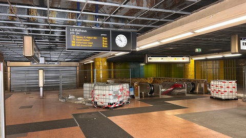 Der Eingang zur Haltestelle "LU Rathaus" mit Bauutensilien und Absperrband