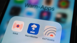 Die NINA Warnapp, das WarnWetter vom DWD und die Katwarn-App sind auf einem Display zu sehen. Am landesweiten Warntag in Rheinland-Pfalz nehmen auch Kommunen in der Pfalz teil.