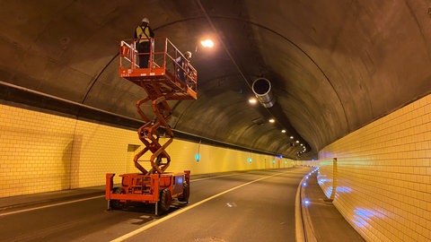 Wegen Sanierungsarbeiten sind die Tunnel entlang der B10 aktuell gesperrt. Hier: der Staufertunnel bei Annweiler.