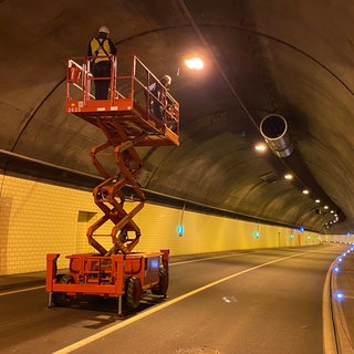 Wegen Sanierungsarbeiten sind die Tunnel entlang der B10 aktuell gesperrt. Hier: der Staufertunnel bei Annweiler.