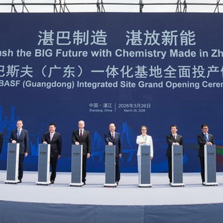 Feierliche Eröffnung des BASF-Werks in China - die deutsche Wirtschaftsministerin sendete eine Videobotschaft