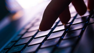 Ein Schulleiter aus der Vorderpfalz wurde vom Dienst freigestellt, weil er Kinderpornografie besessen haben soll.