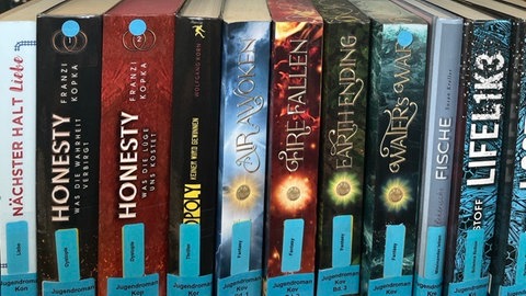 Die "New Adult"-Bücher fallen ins Auge - durch bunte Einbände, aber auch mit kunstvoll eingefärbtem Buchschnitt