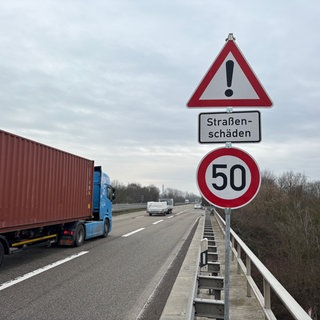 Ein Schild auf der Schnellstraße von der BASF zur B9 verweißt auf Tempo 50 wegen Straßenschäden