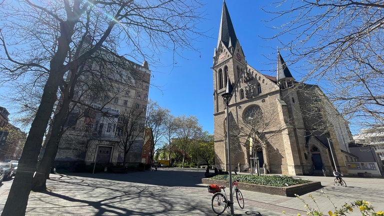 Der Kirchvorplatz der Dreifaltigkeitskirche im Ludwigshafener Stadtteil Hemshof.