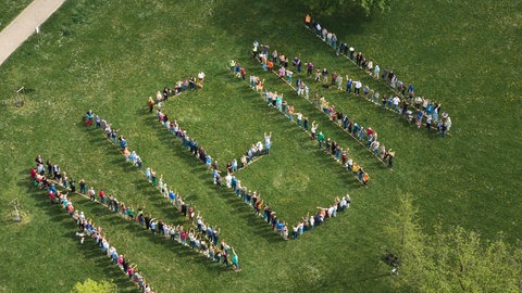 Etwa 300 Menschen formten das Wort "NEIN", um ihrem Protest gegen einen möglichen Kita-Bau in Friesenheim Ausdruck zu verleihen.