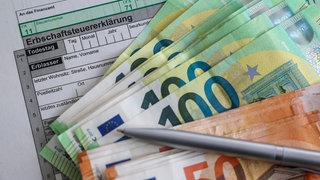 Geldscheine und Erbschaftssteuererklärung: Ist Vermögen in Deutschland ungleich verteilt? (Symbolbild) 