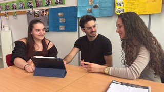 Laura Frank (links), Amar Besirovic (Mitte) und Krenare Qosa (rechts) von der IGS Ludwigshafen-Edigheim berichten von positiven Erfahrungen mit MaTeGnu.