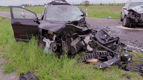 Bei dem tödlichen Unfall wurden auch die beiden beteiligten Autos völlig zerstört.