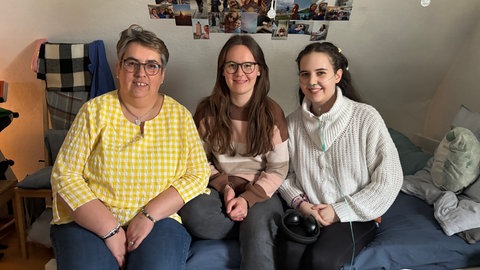 Johanna lebt mit MECFS in Bad Dürkheim. Unterstützung und Halt geben ihr vor allem Mutter Heike Renz und Schwester Franzi.