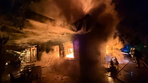 In der Nacht ist in Speyer eine Gaststätte abgebrannt - die Feurwehr war mit einem Großaufgebot vor Ort