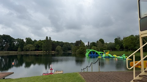 Das Bild zeigt den Saisonstart im Freibad Frankenthal.