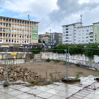 Der Berliner Platz heute mit Bauruine und Haltestellen 