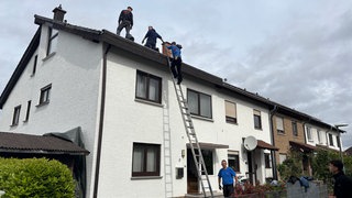 Beschädigte Häuser nach Flugzeugabsturz Limburgerhof 
