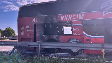 Auf der B9 bei Limburgerhof platzte einem Reisebus am Dienstag auf der Fahrt ein Reifen. Wenig später fing der Bus an zu brennen. Alle Insassen konnten sich rechtzeitig retten. Hier ist der Reisebus zu sehen.