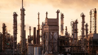 Das Stammwerk der BASF in Ludwigshafen: Das Chemieunternehmen hat einen weiteren Stellenabbau angekündigt. Es will sein Sparprogramm verschärfen.