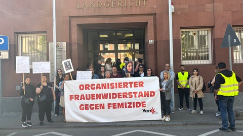 Vor dem Landgericht Frankenthal haben rund 25 Menschen unter anderem gegen Gewalt an Frauen demonstriert. Die Demonstration fand vor einem Prozess am Landgericht Frankenthal statt: Einem Ehemann wird vorgeworfen, seine Frau mit über 40 Messerstichen getötet zu haben.