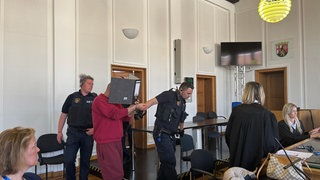 Auftakt im Mordprozess um Dilan A. am Landgericht Frankenthal: Der Angeklagte wird in den Sitzungssaal geführt.