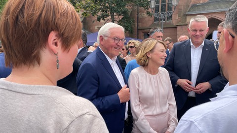 Beim Demokratiefest in Neustadt Weinstraße: Bundespräsident Steinmeier, Ehefrau Elke Büdenbender und der RLp-Ministerpräsident Schnieder (CDU).