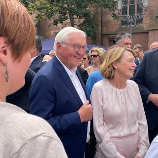 Beim Demokratiefest in Neustadt Weinstraße: Bundespräsident Steinmeier, Ehefrau Elke Büdenbender und der RLp-Ministerpräsident Schnieder (CDU).