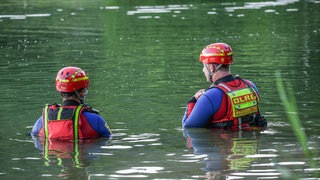 Einsatzkräfte der DLRG bei einer Suchaktion in einem See.