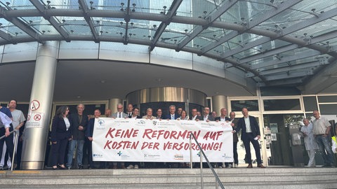 Das Bild zeigt Beschäftigte der Kliniken beim Protestzug in Ludwigshafen.