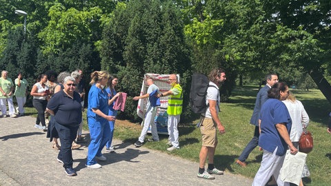 Das Bild zeigt Beschäftigte der Kliniken beim Protestzug in Ludwigshafen.