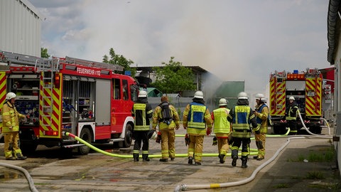 Einsatzkräfte der Feuerwehr bei Löscharbeiten in Dudenhofen