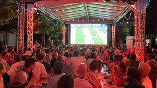 Public Viewing in Landau: Fans verfolgen auf einer großen Leinwand in der Innenstadt das Sechzehntelfinale der deutschen Mannschaft bei der Fußball-WM