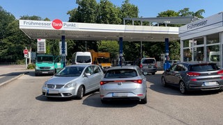 An einer Tankstelle in Landau war am Dienstagmorgen viel los. Viele Autofahrer wollten sich noch vergünstigten Sprit sichern, bevor der Tankrabatt der Bundesregierung endet.