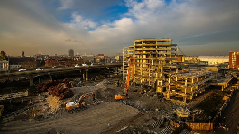 Das Bild zeigt das Rathaus Ludwigshafen während der Abriss-Arbeiten.