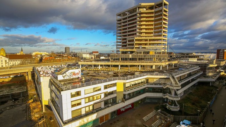 Das Bild zeigt das Rathaus Ludwigshafen während der Abriss-Arbeiten.