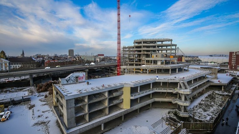 Das Bild zeigt das Rathaus Ludwigshafen während der Abriss-Arbeiten.