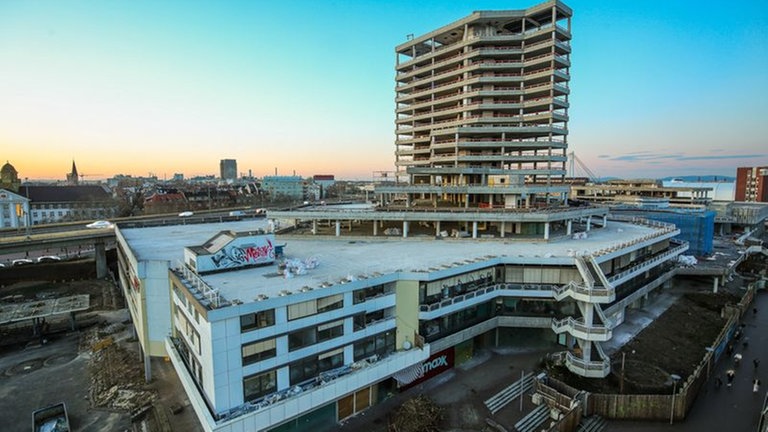 Das Bild zeigt das Rathaus Ludwigshafen während der Abriss-Arbeiten.