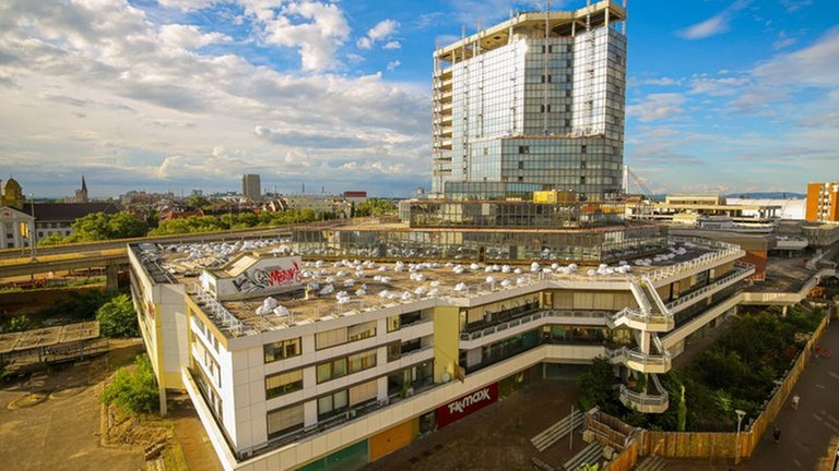 Das Bild zeigt das Rathaus Ludwigshafen während der Abriss-Arbeiten.