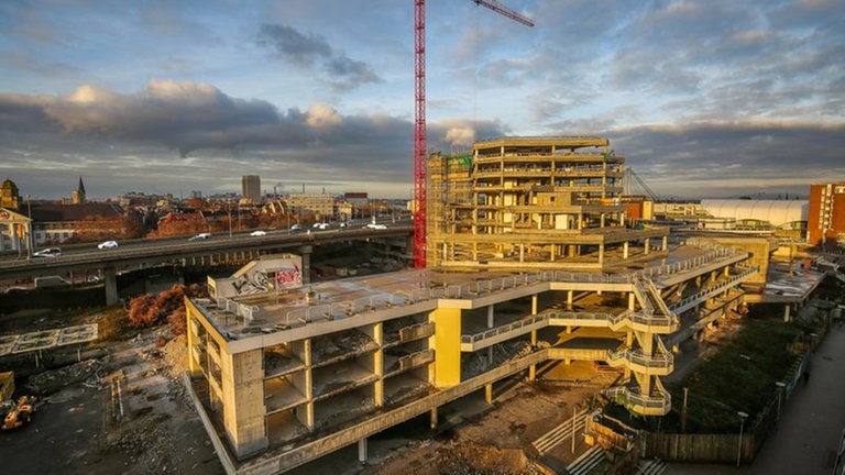 Das Bild zeigt das Rathaus Ludwigshafen während der Abriss-Arbeiten.
