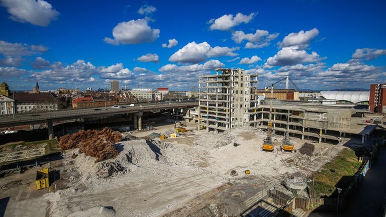 Das Bild zeigt das Rathaus Ludwigshafen während der Abriss-Arbeiten.