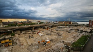 Das Bild zeigt das Rathaus Ludwigshafen während der Abriss-Arbeiten.