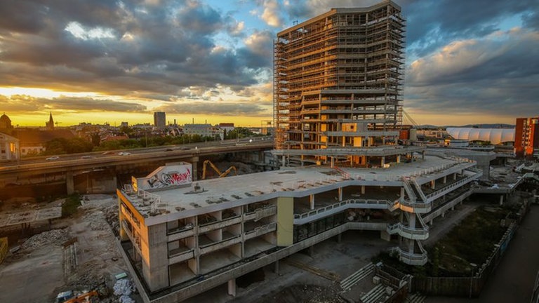 Das Bild zeigt das Rathaus Ludwigshafen während der Abriss-Arbeiten.