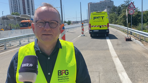 Oberbürgermeister Klaus Blettner (CDU) auf der wiederaufgebauten Hochstraße Süd