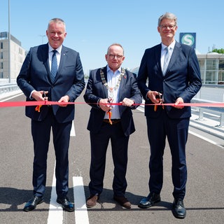 Der rheinland-pfälzische Ministerpräsident Gordon Schnieder (l-r, alle CDU), Klaus Blettner, Oberbürgermeister der Stadt Ludwigshafen und Patrick Schnieder, Bundesverkehrsminse Süd in Ludwigshafen nach Bauarbeiten wiedereröffnet.