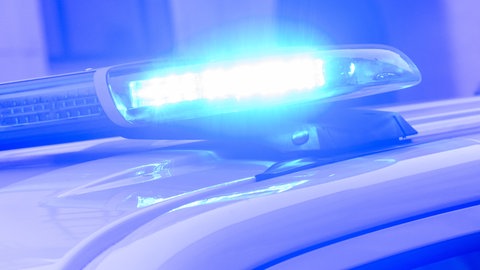 Das Symbolbild zeigt ein Martinshorn einer Polizei. Ein Motorradfahrer ist bei Frankenthal vor der Polizei geflüchtet, nachdem er Wheelies auf der Autobahn machte. 