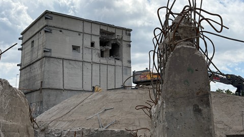 Der Würfelbunker in Ludwigshafen wird gerade angebaut. Bereits Ende Juni wurde das Stadtwappen vom Bunker gehoben. 