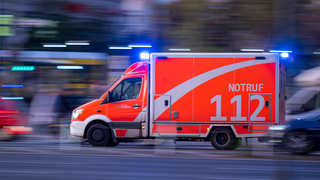 Ein Rettungswagen fährt mit Blaulicht zum Einsatz. Bei einem Verkehrsunfall bei Schwegenheim ist am Sonntagnachmittag ein Motorradfahrer ums Leben gekommen.