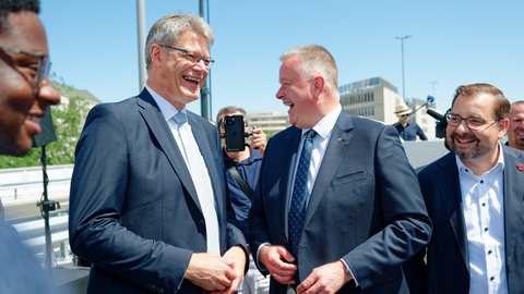 Der rheinland-pfälzische Ministerpräsident Gordon Schnieder (rechts) und Bundesverkehrsminister Patrick Schnieder (beide CDU) bei der Wiedereröffnung der Hochstraße Süd in Ludwigshafen.